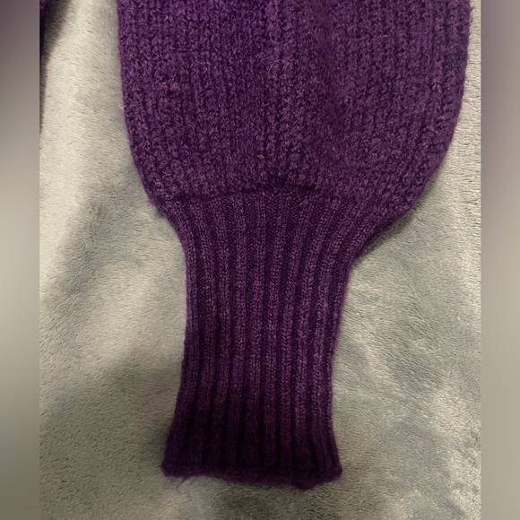 Like new! Wool blend v-neck purple sweater - Picture 7 of 9